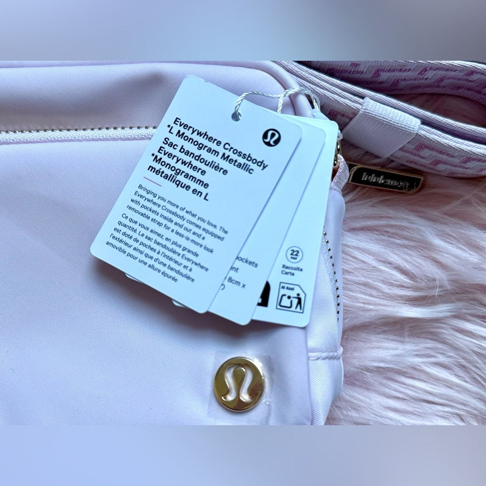 NWT Lululemon Everywhere Crossbody Bag 2L Monogram Metallic Blissful Pink/Gold - Picture 13 of 13